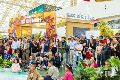 Gallery - Đông đảo người dân đổ về Hội chợ Mùa thu 2025 ngày đầu mở cửa